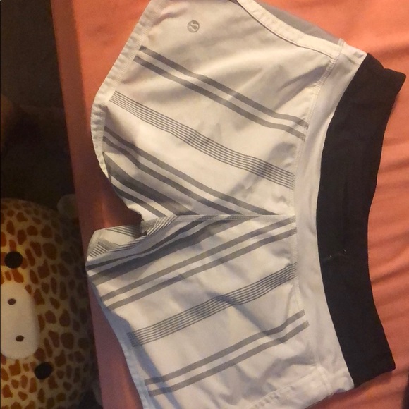Lululemon size 4 shorts - Picture 3 of 4